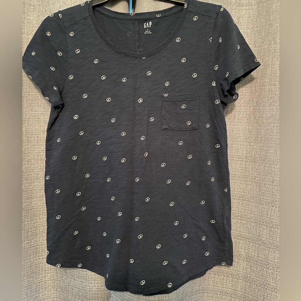 Peace sign tee. GAP size small